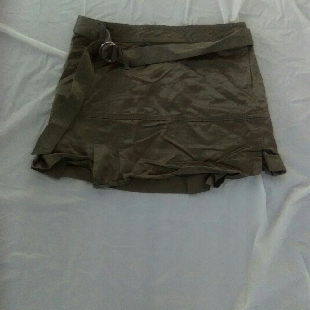 🔴 bebe metallic green mini skirt